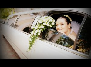 Picture of a white wedding limo in Manhattan